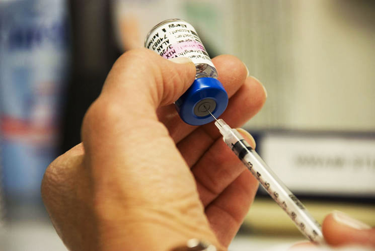 Early measles immunization reduces seizure risk